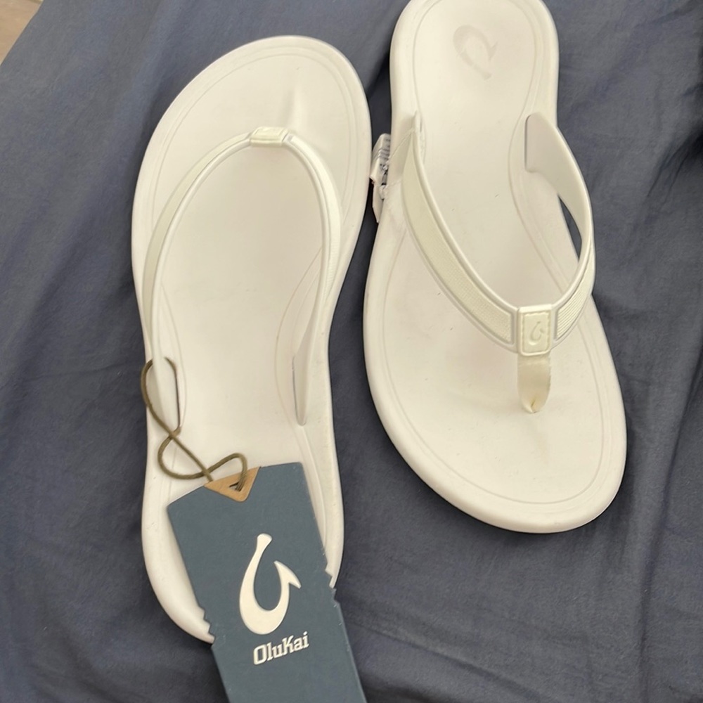 Brand new size 8 olukai sandals